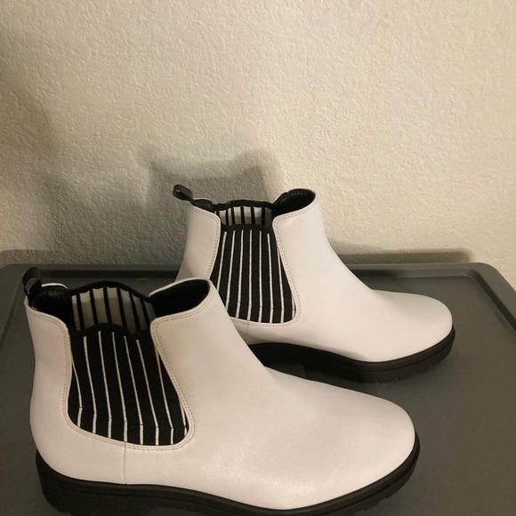 Boots - Picture 5 of 7